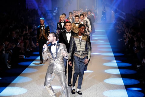 La colección "King's angels" para el hombre de la próxima temporada otoño/invierno fue toda una explosión de color, con trajes que fueron desde un elegante negro hasta los estampados de raso verde, rosa, azul, dorado o plateado o con estampados floreados.