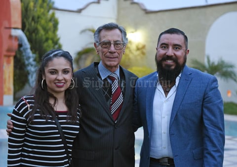 14012018 FESTEJA ANIVERSARIO.  Padre Tobías de la Torre con sus sobrinos: Mary Gaby y Javier.