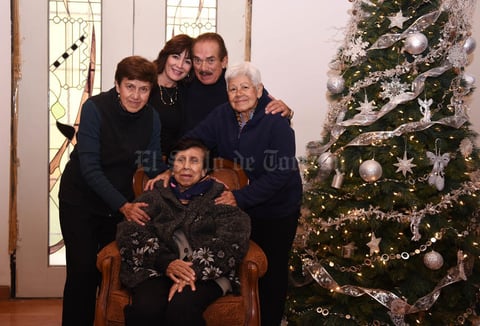 14012018 FELIZ CUMPLEAñOS.   Doña Velia de Sánchez Viesca fue festejada por sus hijos, Ernesto, Elba y Licha, y su nuera, Leticia.