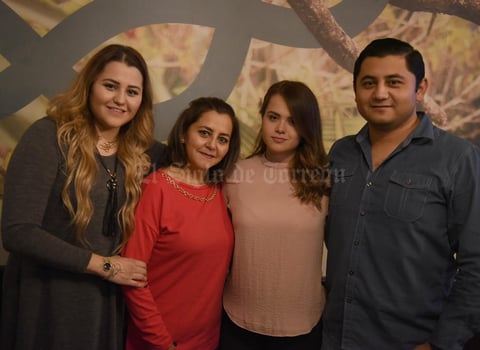 15012018 CELEBRA UN AñO MáS DE VIDA.  Adriana Tavizón acompañada de sus hijos: Marcela, Diana y Arturo.