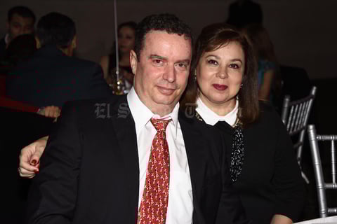 15012018 POSAN PARA LA FOTO.  Alberto y Laura.