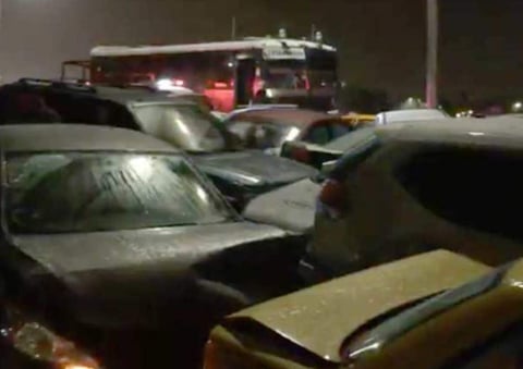 Los conductores que no tomaron las precauciones debidas derraparon y se originó el choque múltiple.