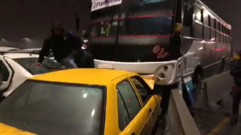 La entrada del frente frío número 23 que provoca bajas temperaturas, llovizna y niebla, al parecer fueron la causa del accidente.