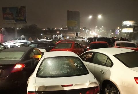 Una mega carambola entre aproximadamente 40 vehículos se registró la noche del martes sobre el Periférico Luis Echeverría y bulevar Nazario Ortiz Garza de Saltillo, debido a las condiciones climatológicas.