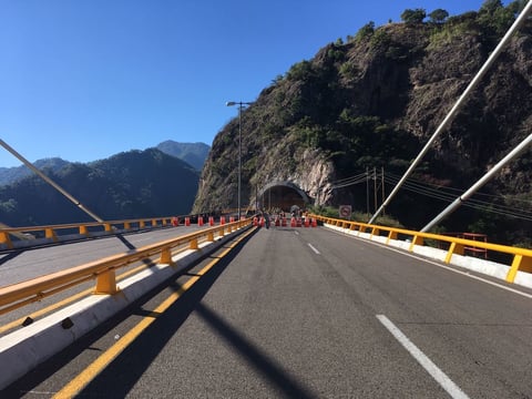 Incendio de pipa en la 'Súper' deja daños en puente