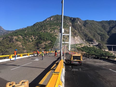 Incendio de pipa en la 'Súper' deja daños en puente