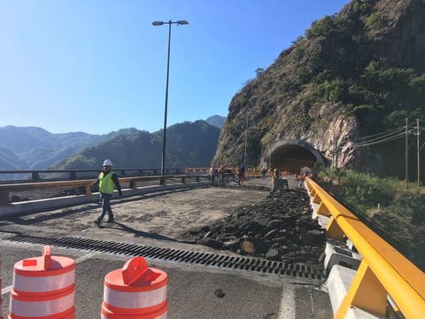 Incendio de pipa en la 'Súper' deja daños en puente