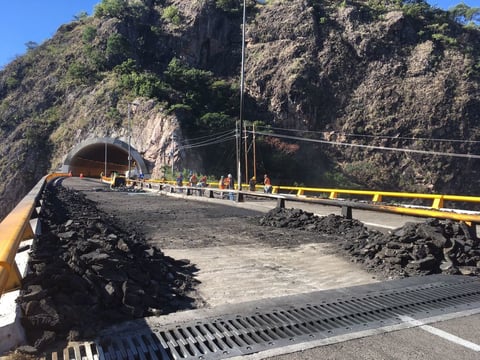 Incendio de pipa en la 'Súper' deja daños en puente