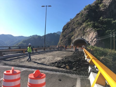 Incendio de pipa en la 'Súper' deja daños en puente