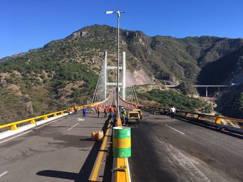 Incendio de pipa en la 'Súper' deja daños en puente