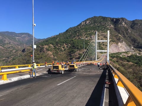 Incendio de pipa en la 'Súper' deja daños en puente