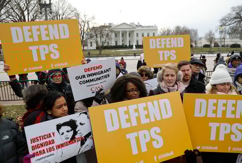 08 enero.- Trump anuncia que pone fin al estatus que protege a unos 200,000 salvadoreños residentes en el país desde hace más de diez años.