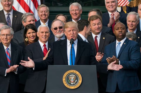 20 diciembre.- Trump se apunta su primera victoria política tras la aprobación de su reforma fiscal, la mayor rebaja de impuestos desde la impulsada por Ronald Reagan 30 años antes.