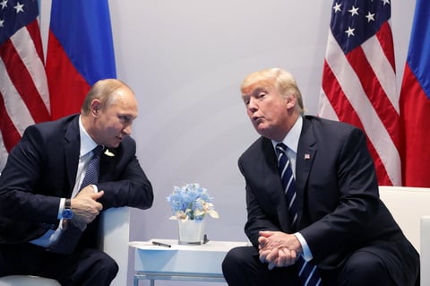 02 agosto.- Firma un proyecto de ley que endurece las sanciones contra Rusia.