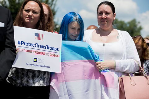 26 julio.- El mandatario prohíbe a los transexuales servir en las Fuerzas Armadas del país.