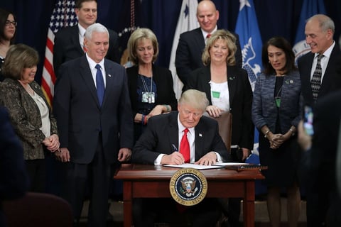 25 enero.- Da luz verde a su promesa de levantar un muro entre México y Estados Unidos, firmando una orden ejecutiva.