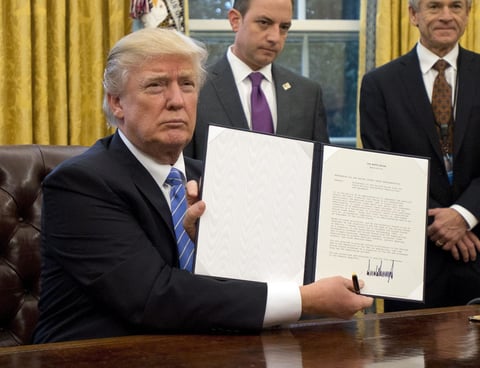 23 enero.- Firma tres órdenes ejecutivas, entre ellas la retirada de su país del Tratado Comercial del Pacífico.