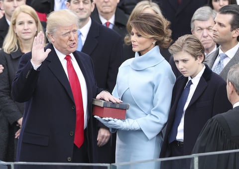 20 enero.- Jura el cargo y firma su primera orden ejecutiva para "aliviar las cargas" de la reforma sanitaria del expresidente Barack Obama.