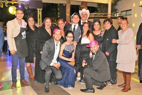 20012018 MUY CONTENTOS.  Amigos en recepción nupcial.
