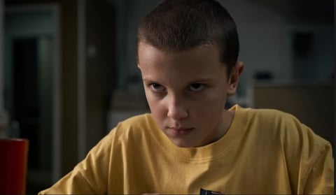 La actriz de Stranger Things también se tuvo que de deshacer de su cabellera para su interpretación.