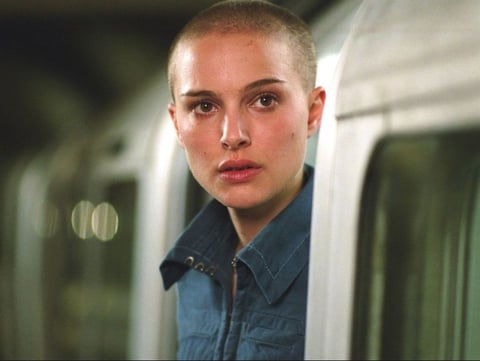 Natalie Portman interpretó a Evey Hammond en la película V for Vendetta, dónde se rapó para su personaje.