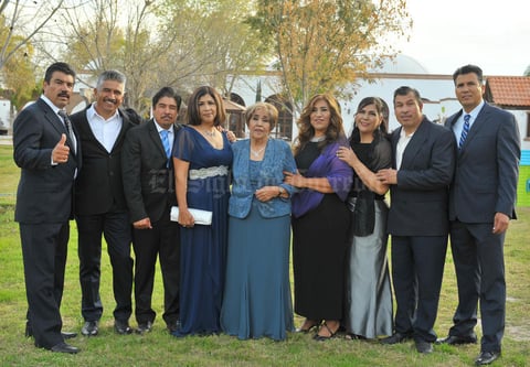 25012018 FELIZ CUMPLEAñOS.  Emma Mendoza Quezada acompañada de sus hijos.