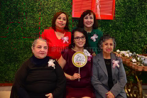 26012018 PRENUPCIAL.  Karina con algunas invitadas a su festejo.