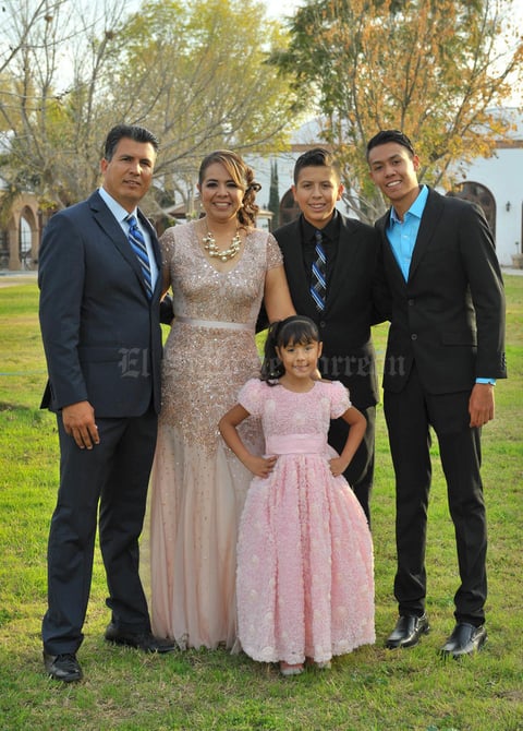 27012018 Julio y Beatriz con sus hijos, Julio César, Sebastián y Sarahí.
