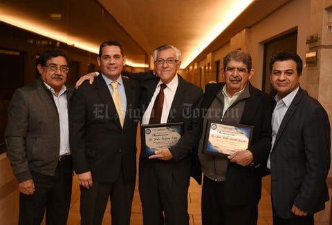 28012018 MERECIDO RECONOCIMIENTO.  Homenaje por trayectoria a los Doctores Juan Pablo Castillo González y Pedro Monarrez López por más de 40 años de urólogos de parte del Colegio de Urólogos de La Laguna, acompañados por los Doctores Rogelio Reyes Alvarado, Gerardo Espino Veyna y Miguel Ángel Macías Palacios.