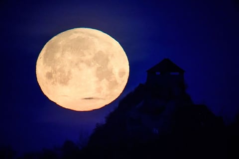 Silueta del Fuerte Salgo con la superluna de fondo, en Salgotarjan, cerca de Budapest, Hungría.