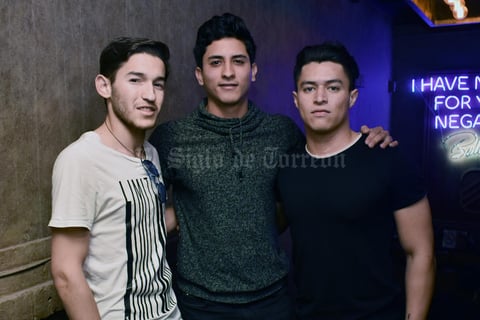 03022018 FANS DEL FUTBOL AMERICANO.  Andrew, David y Aldo.