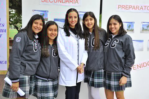 04022018 EN EL COLE.  Alejandra, Ximena, Mónica, Ana y Ximena.