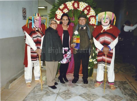 05022018 CELEBRA 60 AñOS.  Profra. María del Rosario Mendoza Martínez acompañada de sus amigos, Beatriz Pérez Aguirre y José Ramón Ocón Acosta.