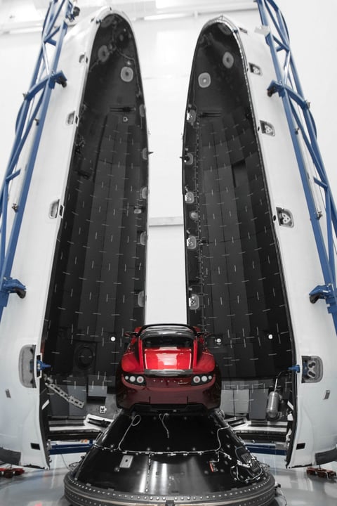En el asiento del piloto en el vehículo estará "Starman", un muñeco con traje de astronauta, con una mano al volante. Al momento de despegar, le acompañará la canción "Space Oddity" de David Bowie.