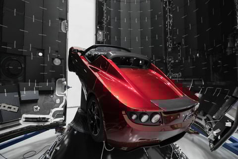 Su intención es hacer que el carro gire en torno al Sol en una órbita permanente hasta que llegue a Marte, donde él aspira a fundar una ciudad en el futuro.