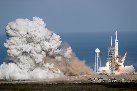 El cohete, de 70 metros de alto y con capacidad para transportar más de 66 toneladas, despegó a las 15:45 hora local (20:45 GMT) de la plataforma LC-39A de dicho centro de la NASA, la misma de la que despegaron los cohetes de las misiones Apolo con destino a la Luna (1961-1972).