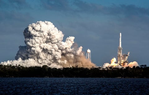 El gigantesco cohete Falcon Heavy, de la empresa privada SpaceX, inició hoy desde el Centro Espacial John F. Kennedy en Cabo Cañaveral (Florida) su primer vuelo, en el que colocará en el espacio un automóvil eléctrico Tesla.