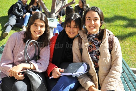 07022018 EN LA IBERO.  Ana Karla, Brenda y Luisa.