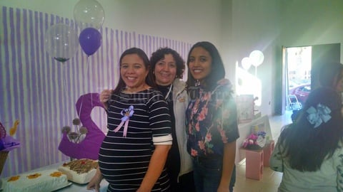 07022018 FIESTA DE CANASTILLA.  Susana Domínguez con Maricarmen y Andrea DOmínguez.