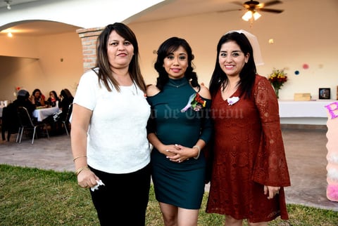 10022018 Miriam en compañía de las anfitrionas.