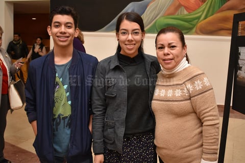 11022018 MUY CONTENTOS.  Isaac, Noemí y Sarahí.