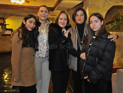 11022018 UN AñO MáS DE VIDA.  Lupita acompañada de Alejandra, Lidia, Lourdes y Lulú.