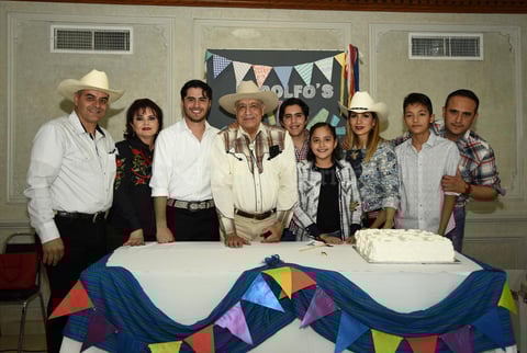 11022018 MUCHAS FELICIDADES.  Profesor Rodolfo Silva en su fiesta de cumpleaños.