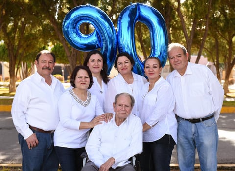 11022018 INOLVIDABLE DíA.  Miguel Dávila acompañado de sus hijos: Martha, Graciela, Coco, Jesús, Miguel y Claudia.