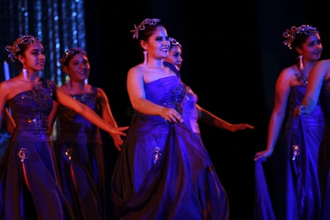 Con elegancia, tal y como lo ameritaba la ocasión, tomaron el gran escenario a las 19:00 horas.