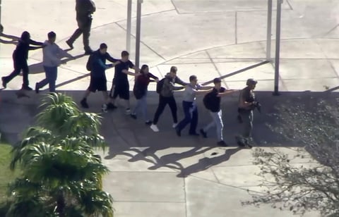 Las imágenes de televisión muestran a cinco agentes de policía esposando e introduciendo en una patrulla a un sospechoso, que se cree que actuó en solitario.