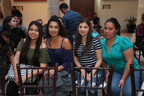 Amigas disfrutan un rato juntas.