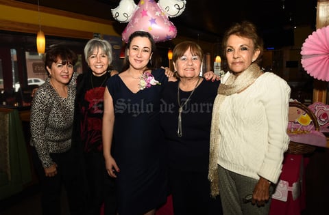 23022018 PRóXIMA A CASARSE.   Miriam Corral Izaguirre con sus tías, Elia, Tita, Lilian e Inés.