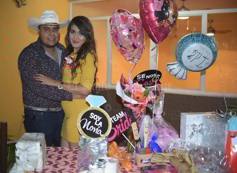 23022018 Isela y Jorge acompañados de amigos y familiares.