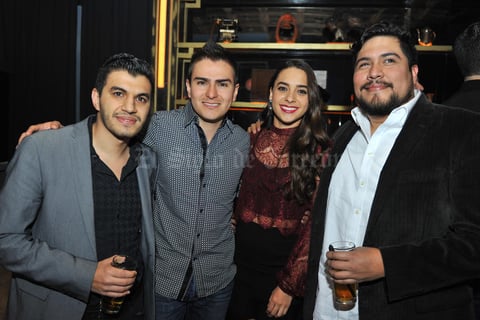 15022018 EN DIVERTIDA VELADA.  Entre amigos.